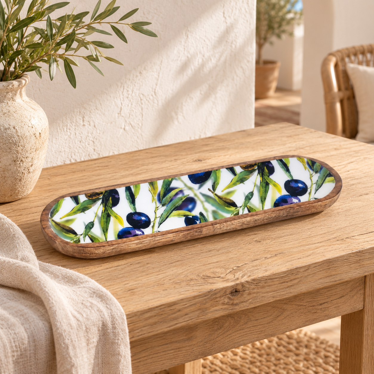 Ovale mangohouten schaal met olijfmotief, item 16781, in a Mediterranean interior
