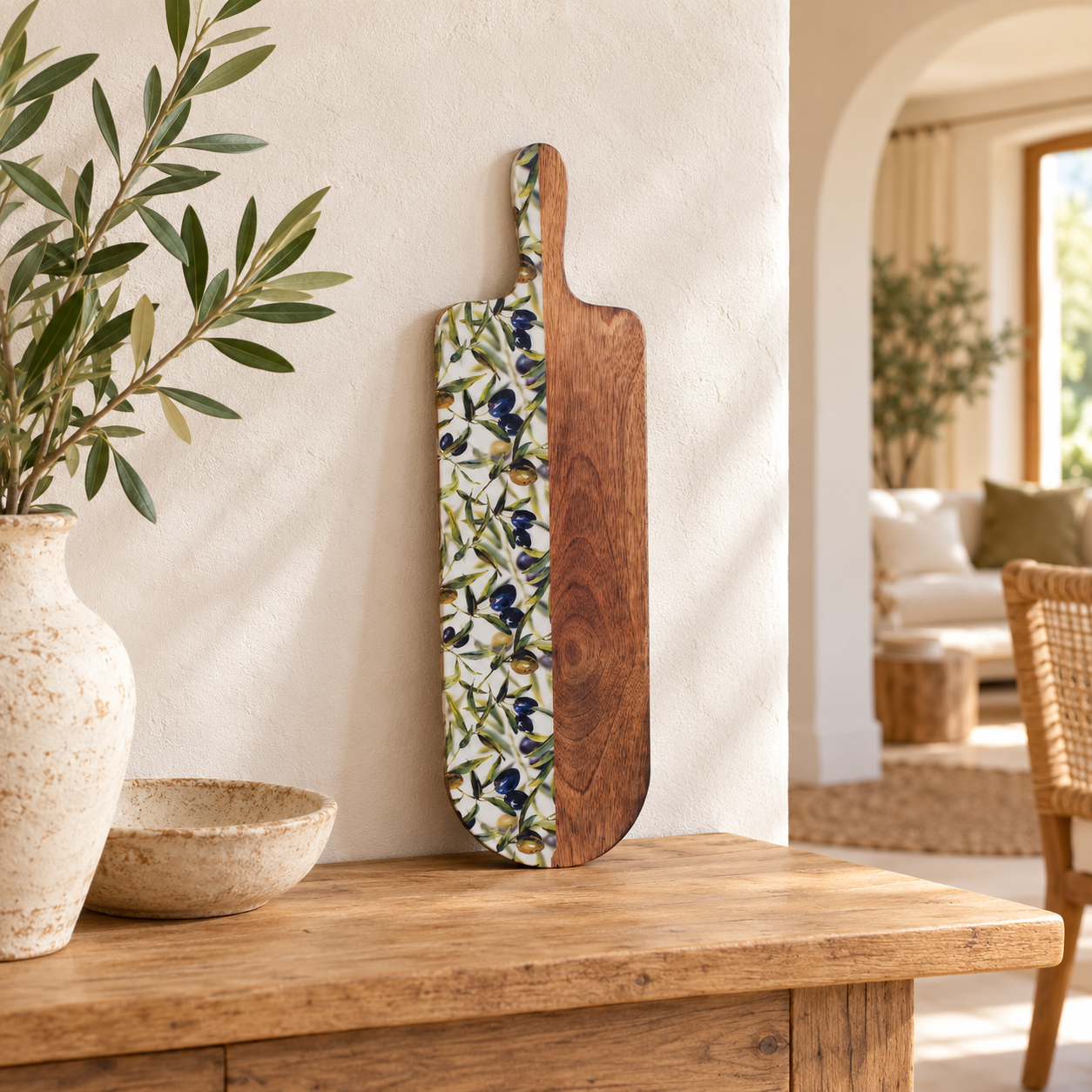 Ovale mangohouten plank met olijfmotief, item 16863, in a Mediterranean interior