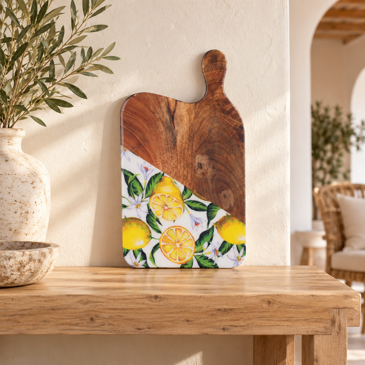 Mangohouten plank met citroenmotief, item 16864, in a Mediterranean interior