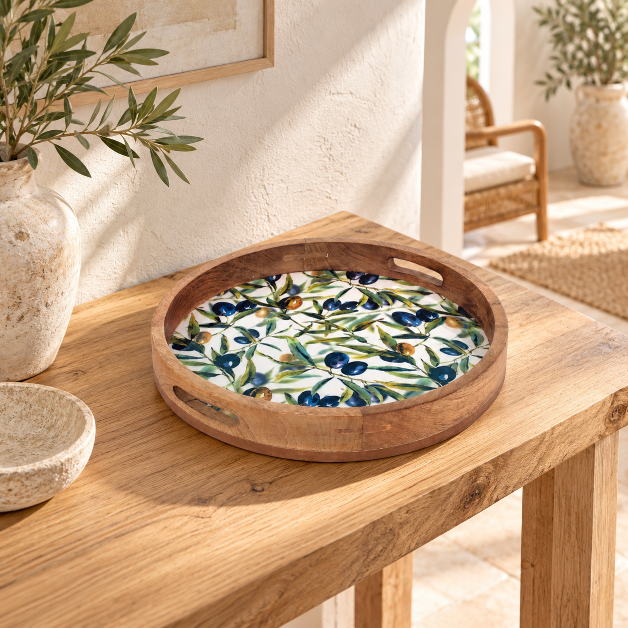 Rond mangohouten dienblad met olijfmotief, item 25183, in a Mediterranean interior