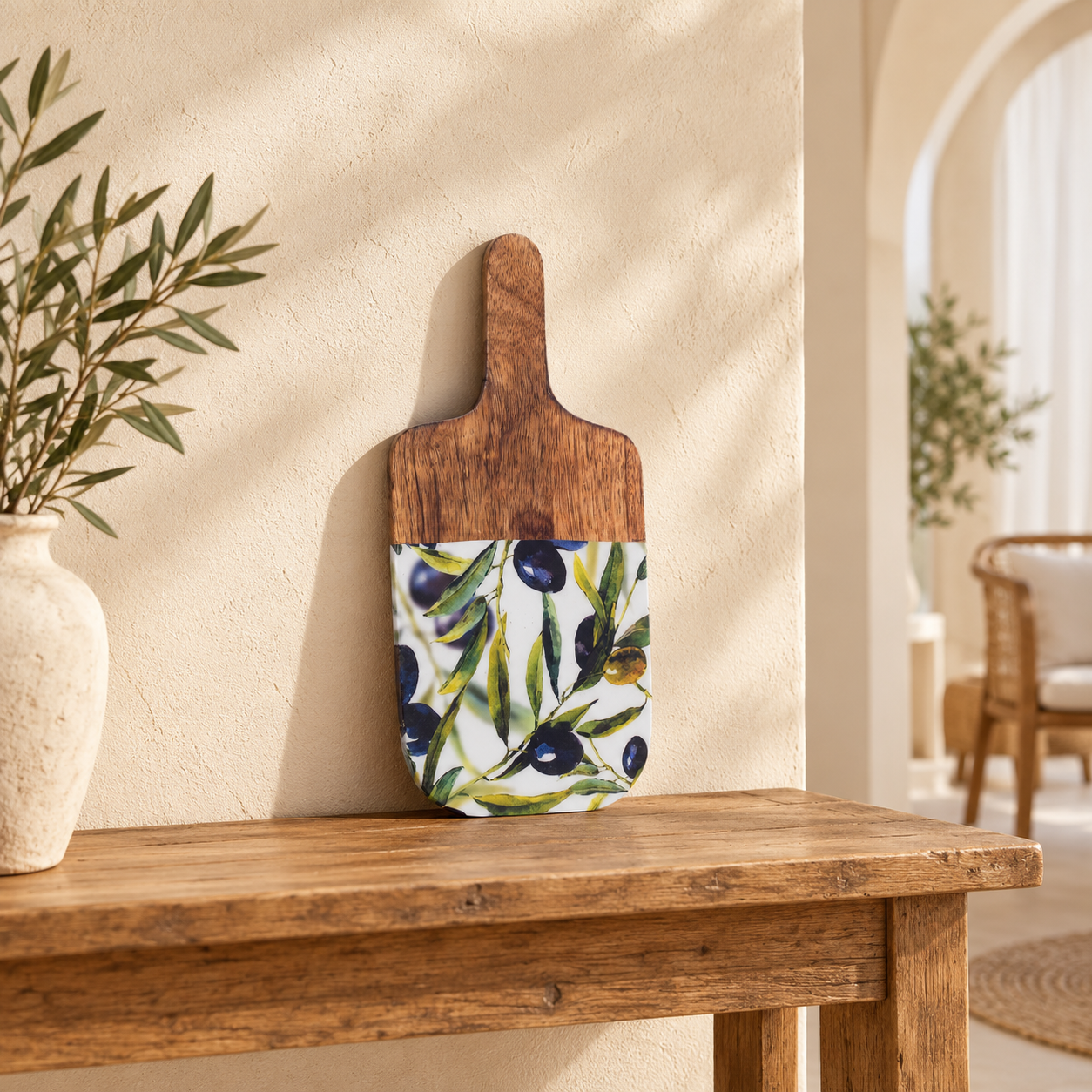 Mangohouten snijplank met olijfmotief, item 25184, in a Mediterranean interior