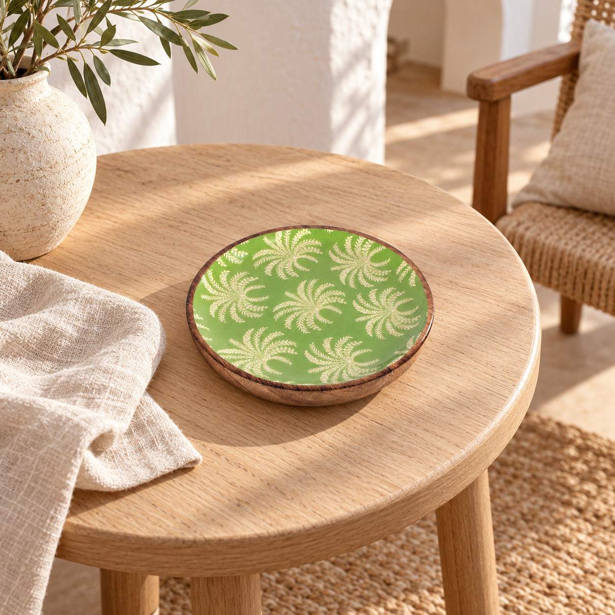 Bord met palmmotief 16 × 16 × 2,50 cm, item 39005, in a Mediterranean interior