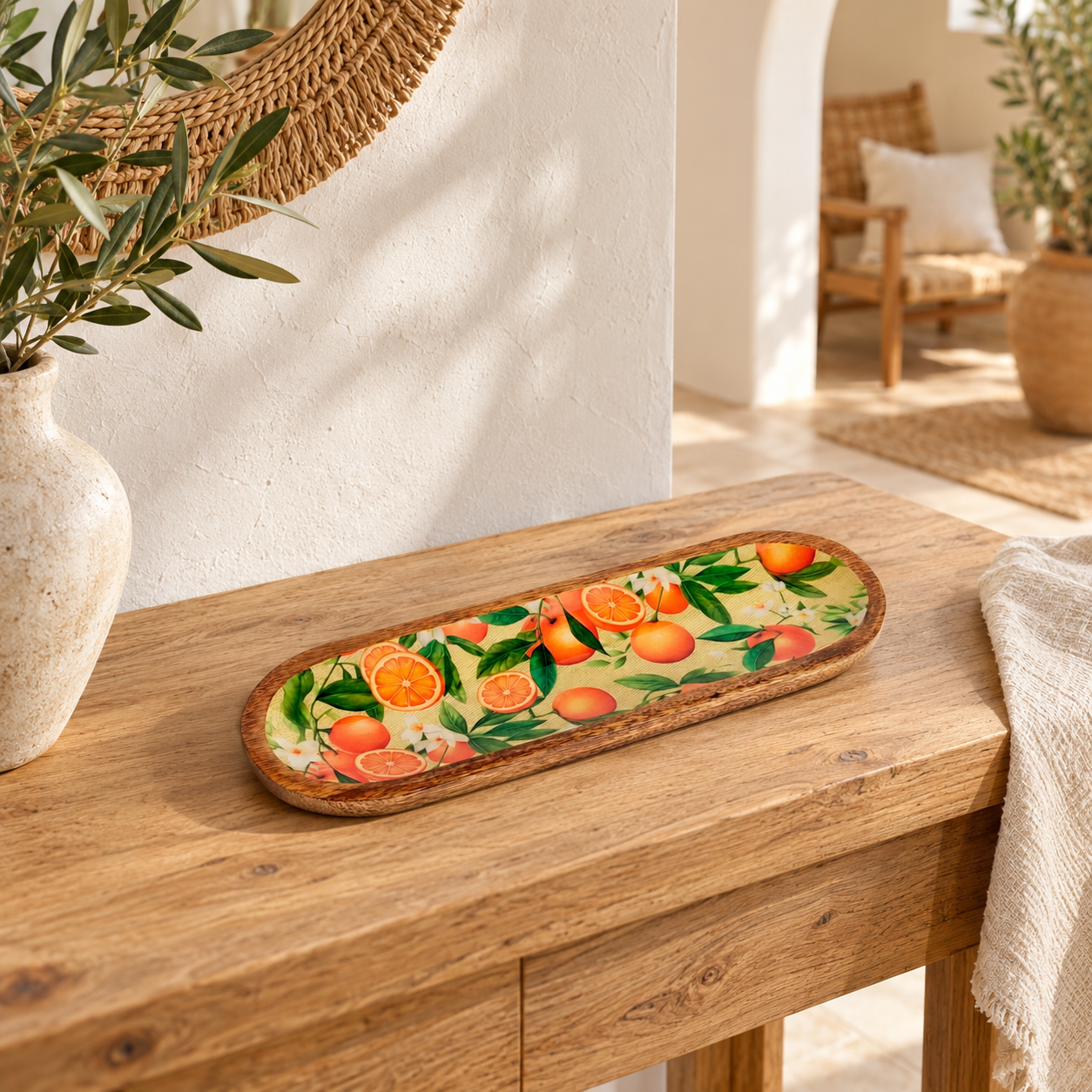 Schaal met sinaasappelmotief, item 39330, in a Mediterranean interior